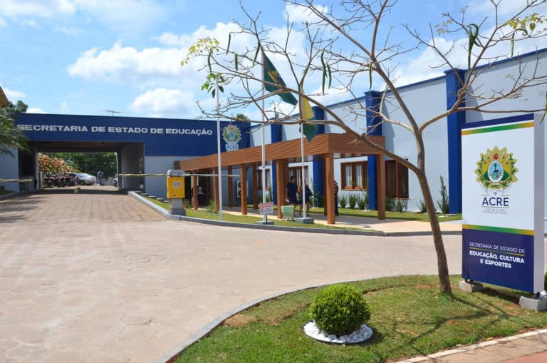 Polícia Federal faz diligência na Secretaria de Educação em busca de documentos no Acre