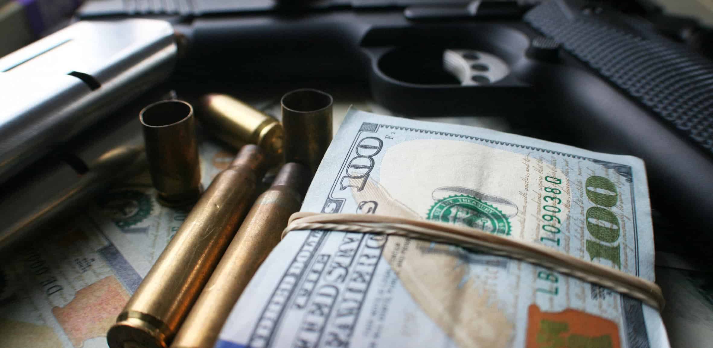 Деньги оружие машины. Оружие и деньги. Стволы и деньги. Деньги оружие наркотики.