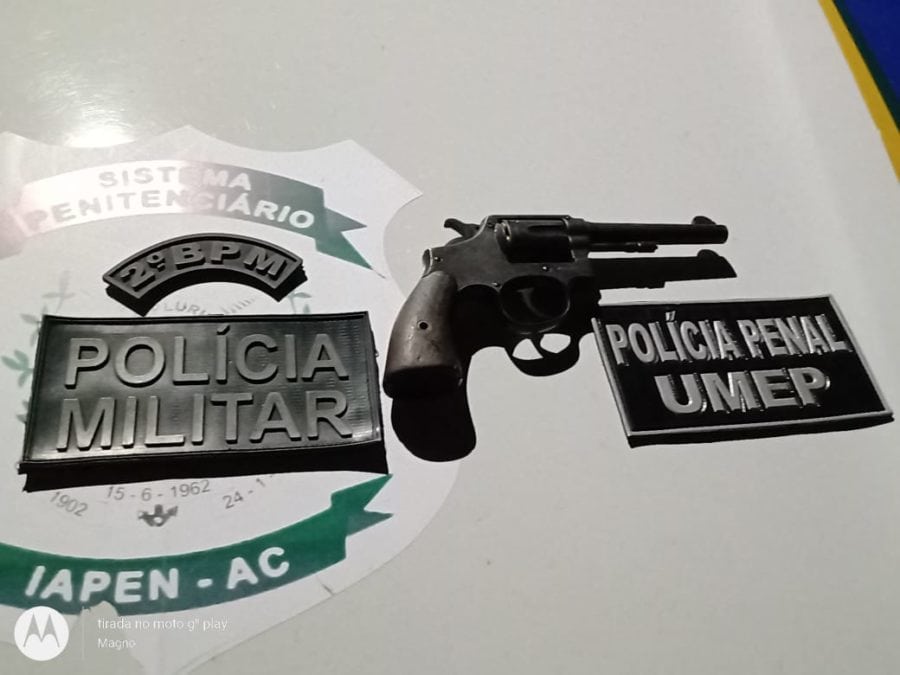 Polícia prende dois e apreendem arma de fogo em fiscalização de residência de monitorado
