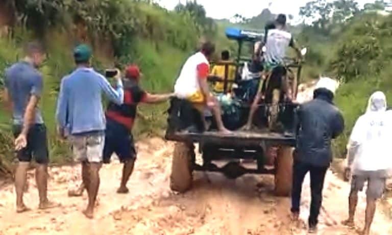 No Acre, família percorre 5 km na lama para conseguir enterrar corpo de idosa