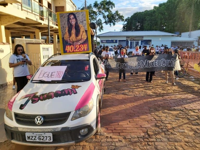 Protesto contra relacionamentos abusivos marca caminhada por cantora morta em Xapuri