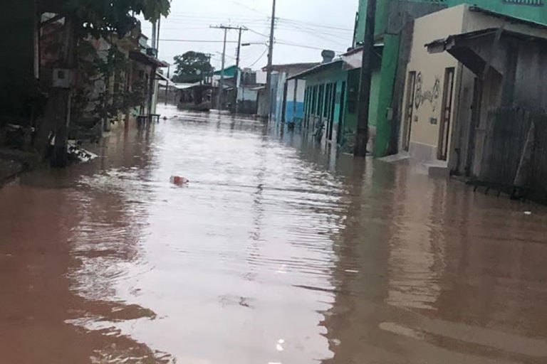 Rio Tarauacá transborda e afeta dois bairros e parte do centro da cidade com enchente