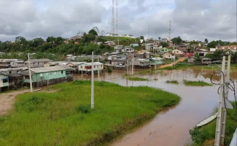 Rio Juruá se aproxima de 14 metros em Cruzeiro do Sul e oito bairros são atingidos
