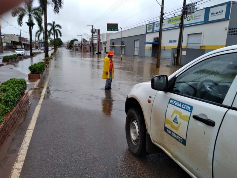 Após fortes chuvas, trecho da avenida Chico Mendes é interditado parcialmente 