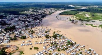 Após forte chuva, nível do Rio Tarauacá volta a subir e assusta a população
