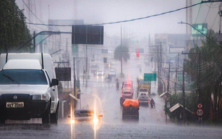 Inmet emite alertas de chuvas intensas com ventos de 60 km/h nesta segunda-feira no Acre