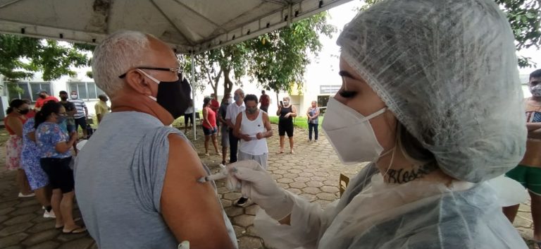 Rio Branco inicia vacinação contra Covid-19 do público de 55 a 59 anos em dez pontos