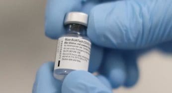 Bolsonaro sanciona projeto que autoriza fabricação de vacinas em estabelecimentos veterinários