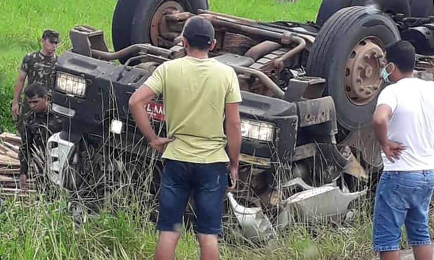 Carreta carregada com madeira tomba na BR-364 e deixa motorista e passageiro feridos - News Rondônia
