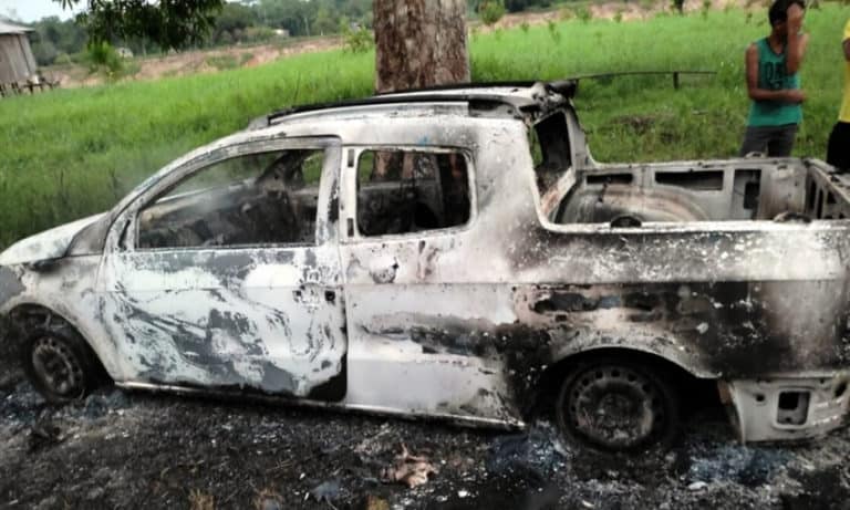 Autônomo tem carro e casa incendiados por criminosos em Cruzeiro do Sul 