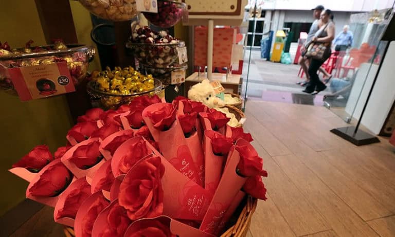 Empreendedoras do mercado informal esperam faturar alto no Dia dos Namorados