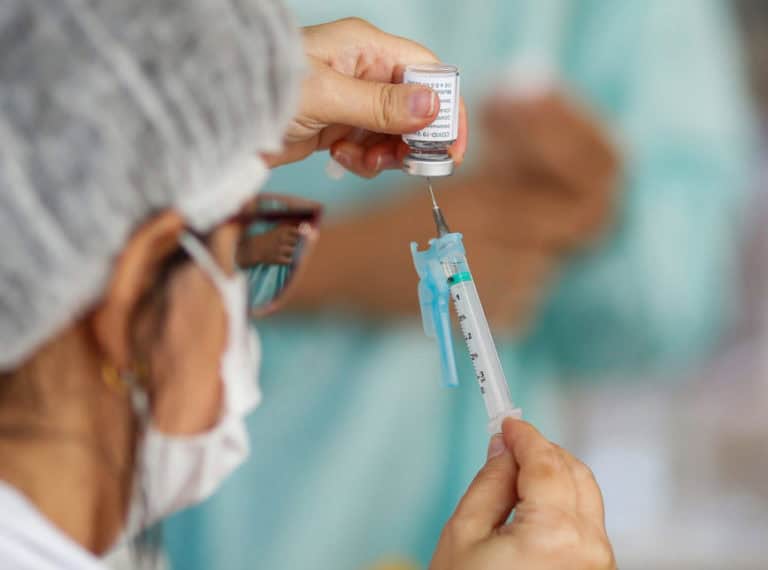 Acre é o 12° estado que mais vacina contra Covid-19 no Brasil