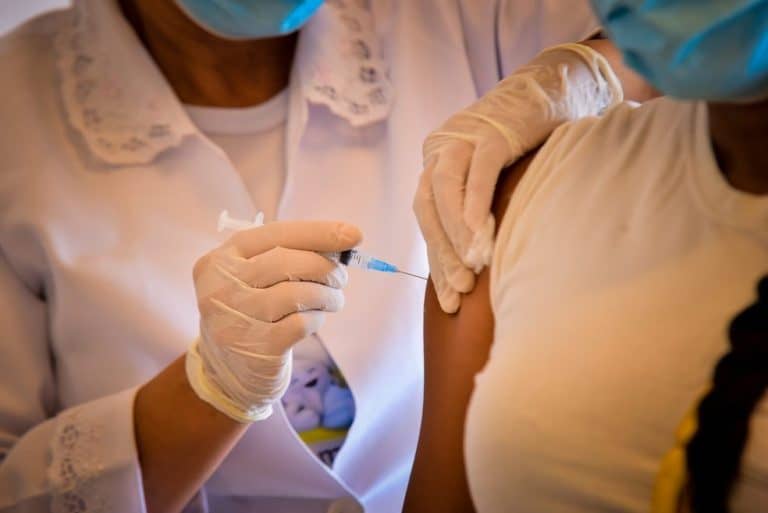 Justiça determina que grávidas e puérperas sem comorbidades devem voltar a ser vacinadas