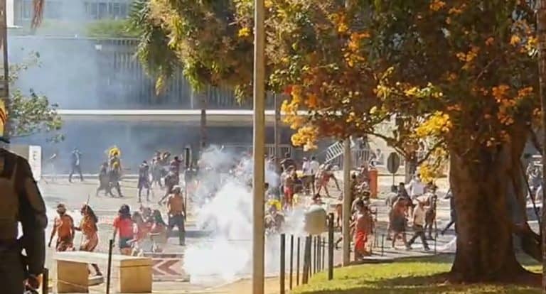 Policiais e indígenas entram em confronto durante protesto contra PL em Brasília