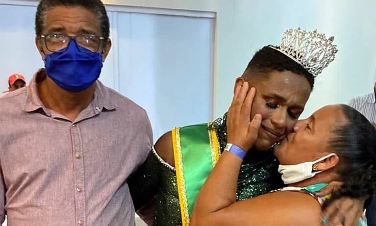 Apoiado pelos pais, jovem de 21 anos vence concurso Miss Acre Gay