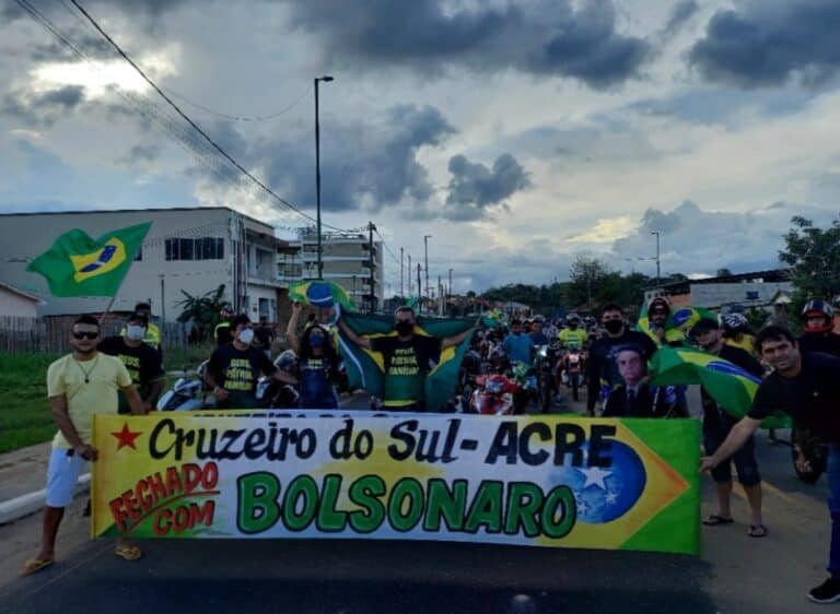 Manifestação em favor de Bolsonaro conta com centenas de participantes em motos e carros 