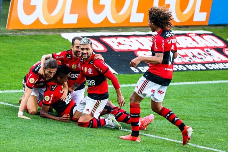 Flamengo atropela Corinthians na Neo Química Arena, mantém tabu e cola no G4 da tabela