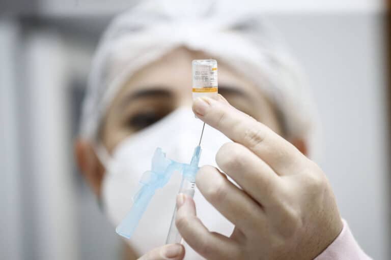 Vacina pediátrica começa a chegar nesta quinta-feira (13) ao Brasil