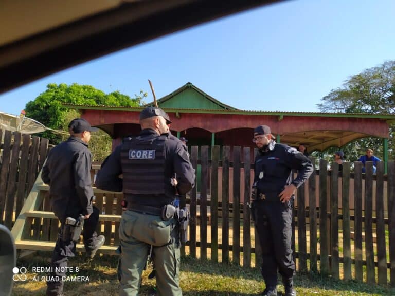Polícia prende dois e apreende arma de fogo em comunidade isolada em Sena Madureira