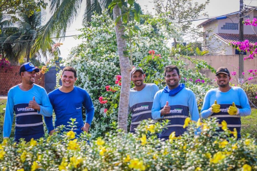 O sorriso dos “invisíveis” e as flores