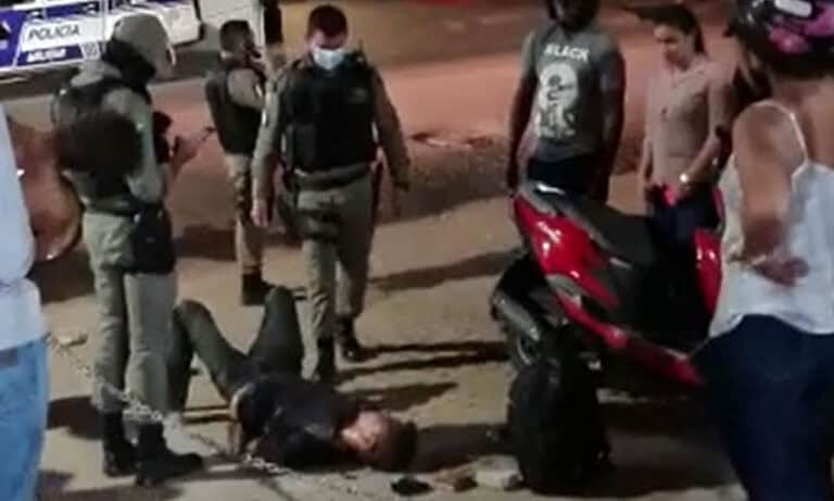 Homem é linchado por populares ao tentar roubar motociclista em semáforo do Bosque