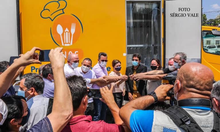 Acre recebe 10 caminhões para entregar alimentos em escolas
