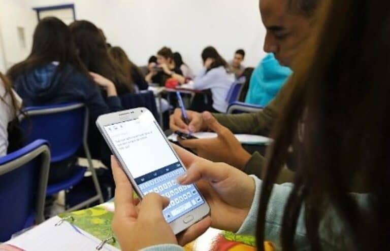 No Acre, 73% dos estudantes de 13 a 17 anos tem aparelho de celular