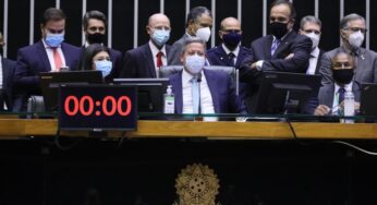 Deputados votam por derrubar veto de Bolsonaro e, com isso, suspender despejos