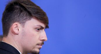 Filho de Bolsonaro abriu empresa com ajuda de lobista, apontam documentos da CPI