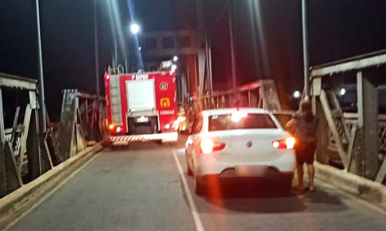 Motoboy é salvo por bombeiros ao tentar se jogar da ponte metálica, em Rio Branco