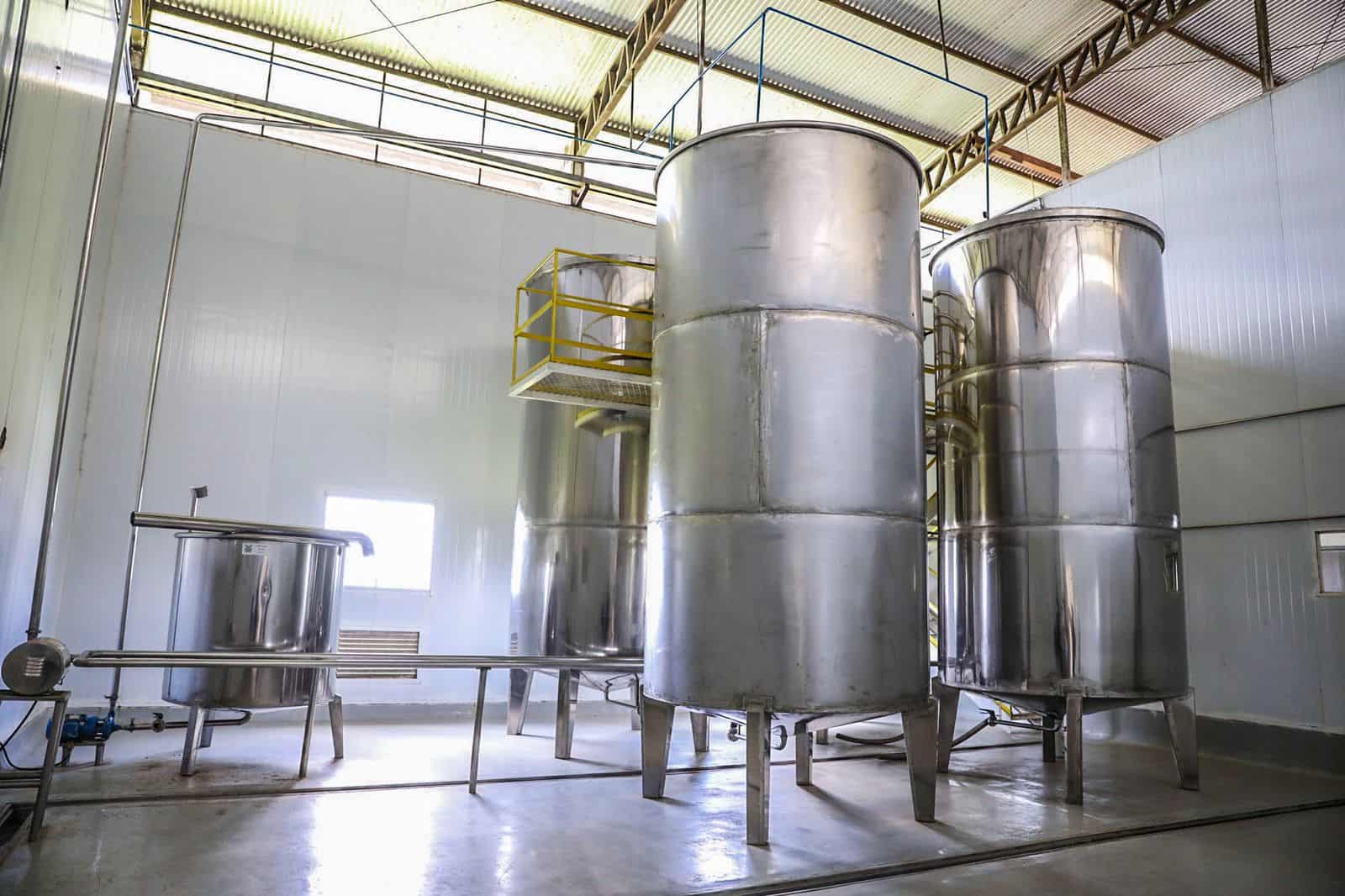 Fábrica possui tanques internos em inox de 5 e 10 mil litros no processo de produção da cachaça Jibóia