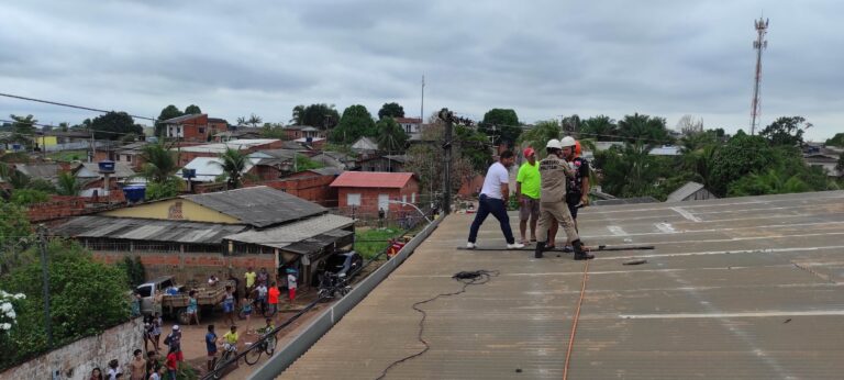 Homem é resgatado em telhado após sofrer descarga elétrica