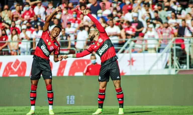 Flamengo decide jogo em 10 minutos e goleia o São Paulo