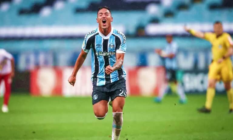 Grêmio vence a Chapecoense e renova esperança na Série A