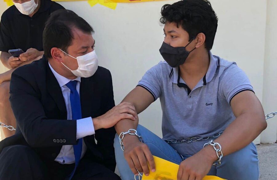 Duarte conversa com homem que se acorrentou e cobra providências