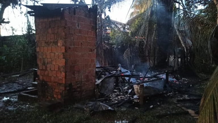 Curto-circuito provoca incêndio e destrói casa de pedreiro no Acre