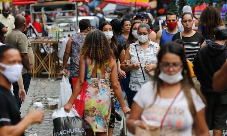 Estado de São Paulo desobriga uso de máscara em lugares abertos