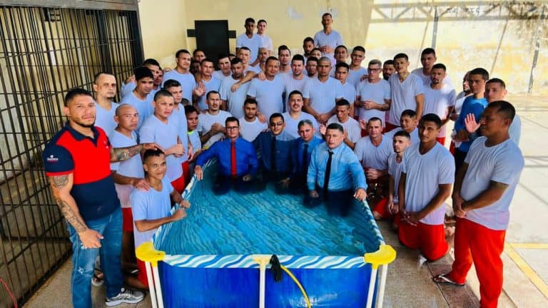 Mais de 50 detentos se convertem e são batizados em presídio no interior