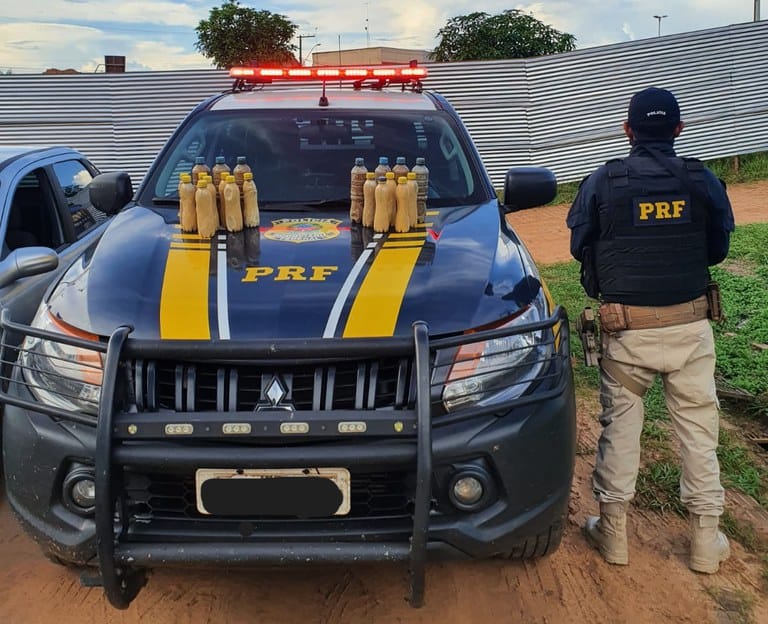 PRF prende dupla que transportava 10 kg de cocaína em garrafas plásticas na BR-317