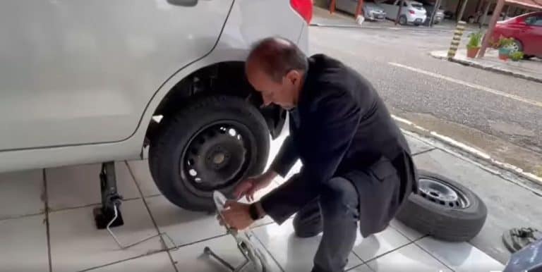 Tião Bocalom posta vídeo e fotos trocando pneu de carro
