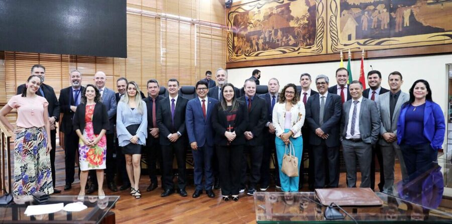 Aleac aprova PEC que insere autor de PL publicado no DOE