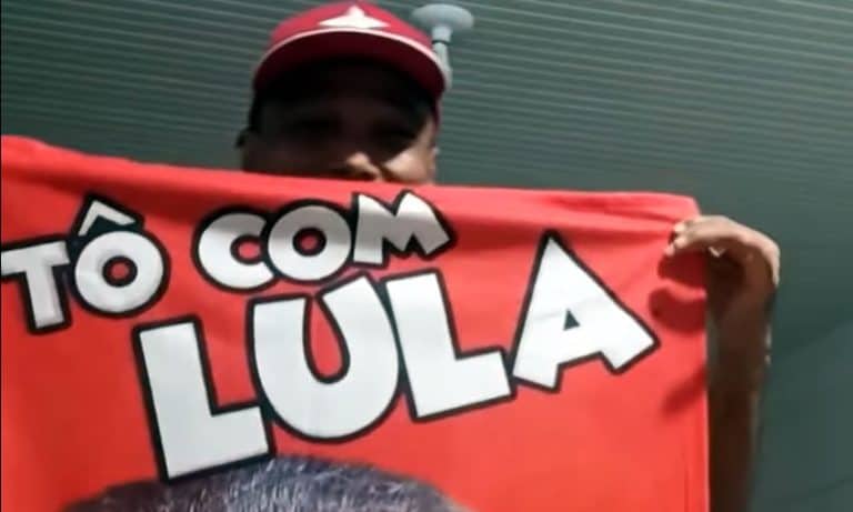 Sibá Machado recebe de presente toalha de Lula