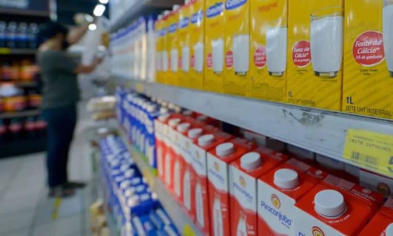 No Acre, custo para abastecer carro cai 12%, mas para comprar leite dispara para 31%