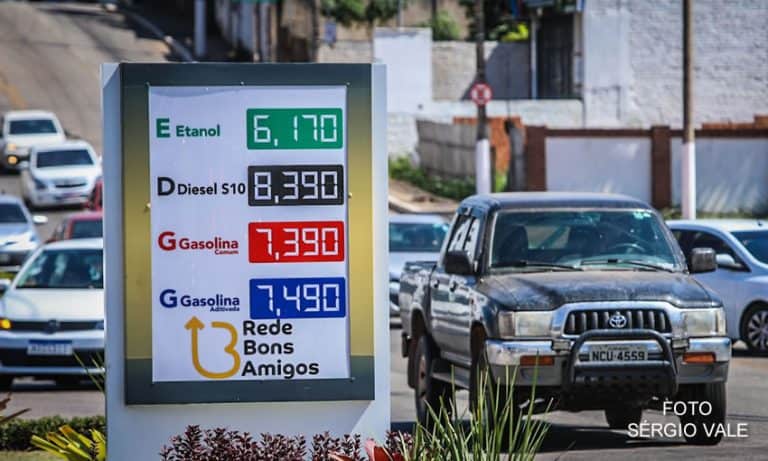 Postos do interior ainda não mexeram na tabela de preço da gasolina; Rio Branco teve queda