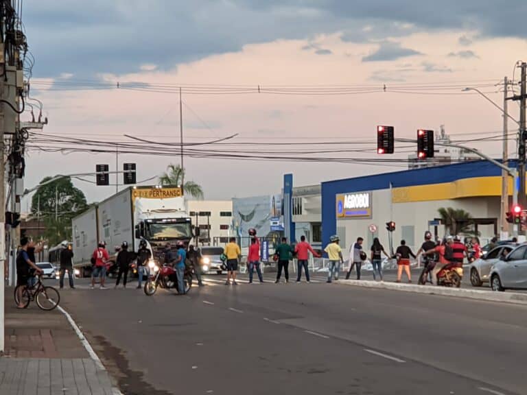 Após prisão de motoboys, categoria faz movimento e fecha Avenida Ceará