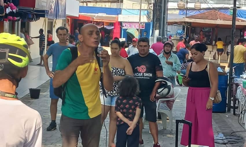 Candidato aposta em comício improvisado no centro da Capital