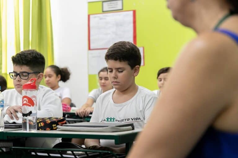 Paz na mochila: meditação melhora rendimento escolar de crianças e adolescentes