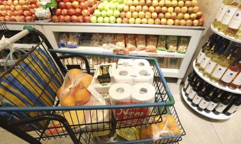 Inflação cresce 0,44% puxada pela alta nos combustíveis e alimentos
