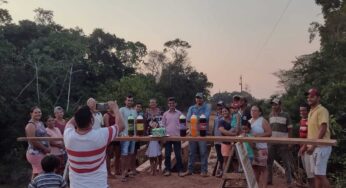 Moradores de ramal no Quinari compram bolo para “comemorar” ausência de ponte