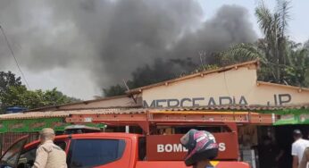 Incêndio atinge área próxima a residências e comércios na Amadeu Barbosa